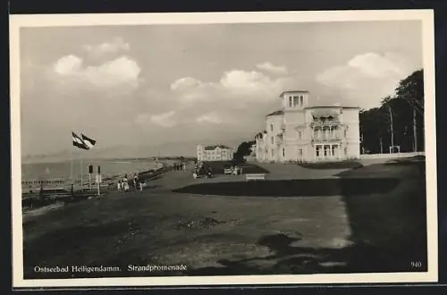 AK Heiligendamm /Ostsee, Strandpromenade mit -Fahnen