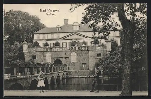 AK Bad Pyrmont, Kinder vor dem Schloss