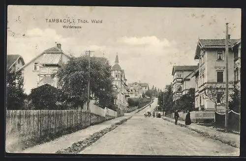 AK Tambach / Thür. Wald, Waldstrasse mit Gebäudeansicht und Passanten