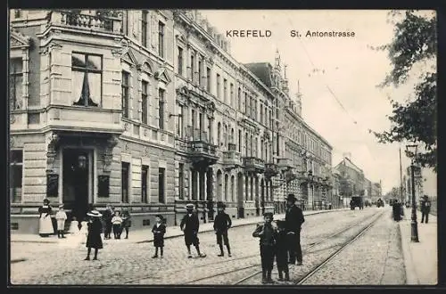 AK Krefeld, St. Antonstrasse mit Gasthaus und Kindergruppe
