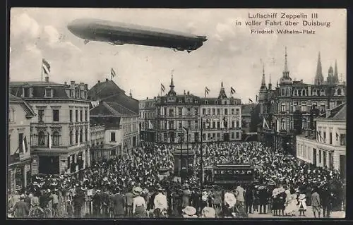 AK Duisburg, Luftschiff Zeppelin III in voller Fahrt über dem Friedrich Wilhelm-Platz
