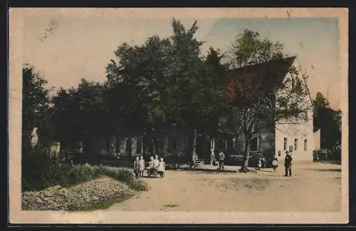 AK Gombsen, Strassenpartie am Gasthof von Otto Froede