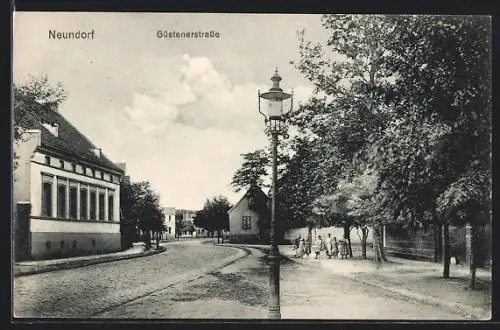 AK Neundorf / Stassfurt, Güstenerstrasse mit Frauen