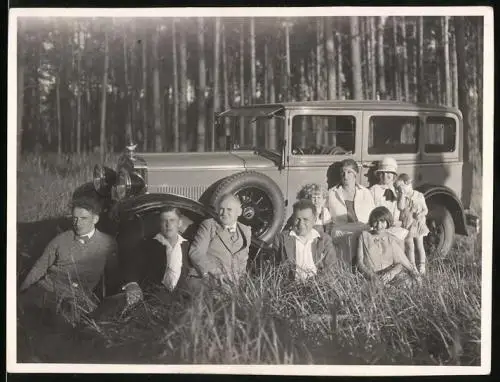 Fotografie Auto NSU 7 /34 (1928 /29), Familie neben Limousine sitzend