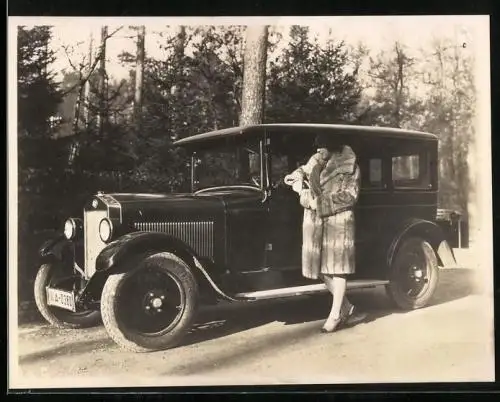 Fotografie Auto NSU (1928 /29), Dame im Pelzmantel lehnt an Limousine mit Kennzeichen Stuttgart
