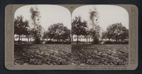 Stereo-Fotografie Fotograf unbekannt, London, Germans retaliate, a Hun high explosive shell burstig near one of our dump