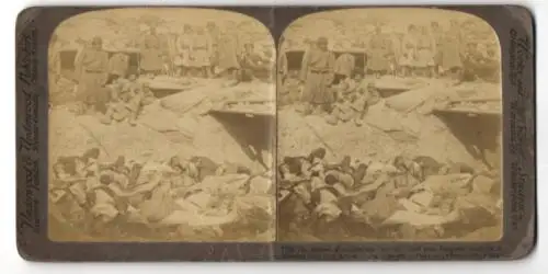 Stereo-Fotografie Underwood & Underwood, New York, a trench filled wiht Japanese dead in a Russian fort Port Arthur