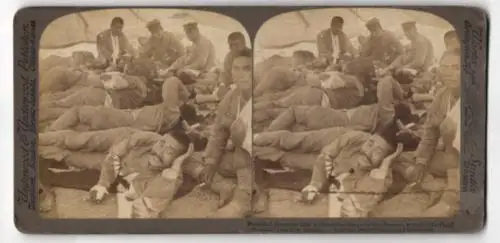 Stereo-Fotografie Underwood & Underwood, New York, wounded Japanese after a desperate charge on Russian stronghold