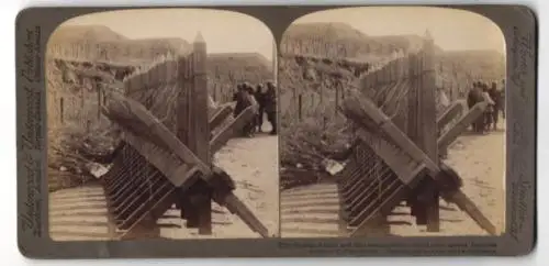 Stereo-Fotografie Underwood & Underwood, New York, Russian barrie and wire entanglements closing road, Port Arthur