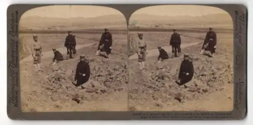 Stereo-Fotografie Underwood & Underwood, New York, Hole in ground near Ho-o-shan made by 12-in Shell from Russian Ship