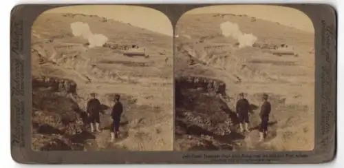 Stereo-Fotografie Underwood & Underwood, New York, Great Japanese siege guns, firing over the hills into Port Arthur