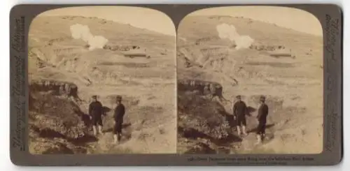 Stereo-Fotografie Underwood & Underwood, New York, great Japanese siege Guns firing ofer the Hills into Port Arthur