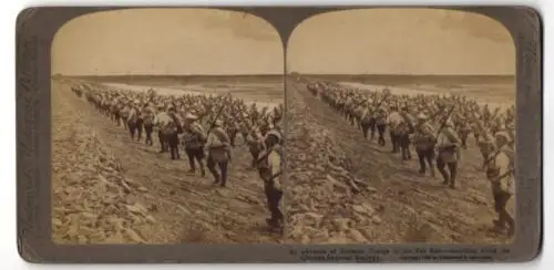 Stereo-Fotografie Underwood & Underwood, New York, advance of Russian Troops in the Far-East marching along Railway