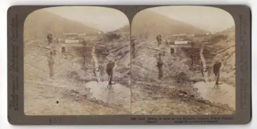 Stereo-Fotografie Underwood & Underwood, New York, Gold Miners at Work in the Klondike, Yukon District, Bergbau