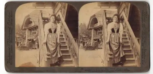 Stereo-Fotografie Underwood & Underwood, New York, junge Schweizerin in Tracht vor ihrem Wohnhaus
