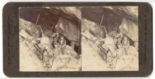 Stereo-Fotografie R. Neilson, Johannesburg, Bergmänner im Schacht beim Steineschlagen Untertage, Bergbau