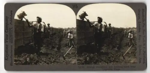 Stereo-Fotografie Keystone View Co., Meadville / PA., Ansicht Columbia / TN., Mining Phosoate and Loading Cars, Slaves