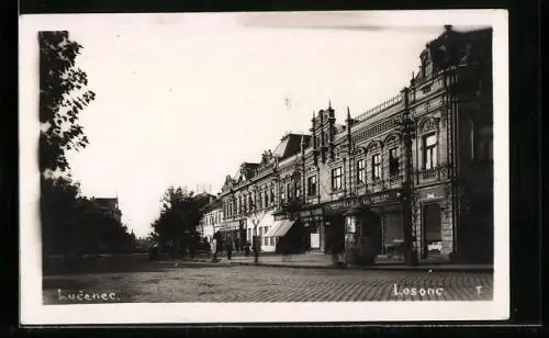 AK Lucenec /Losonc, Strassenpartie mit Litfasssäule