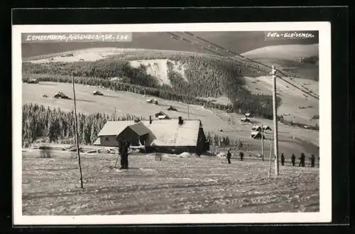 AK Lenzenberg /Riesengebirge, Ortspartie mit Skifahrern