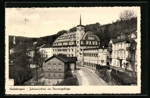AK Johannisbad im Riesengebirge, Strassenpartie mit Restaurant