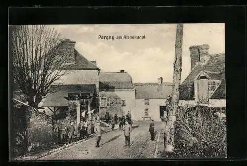 AK Pargny am Aisnekanal, Strassenpartie mit Soldaten