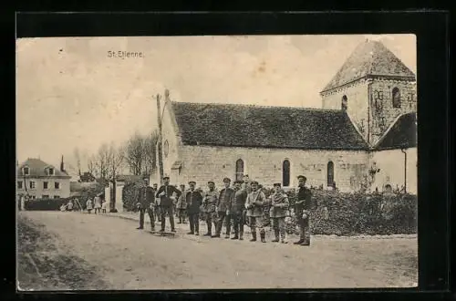 AK Saint-Etienne-sur-Suippe, Kirche mit Soldaten