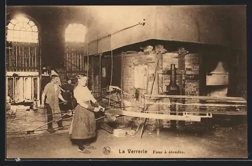 AK La Verrerie, Four à étendre, grosser Ofen einer Glasbläserei