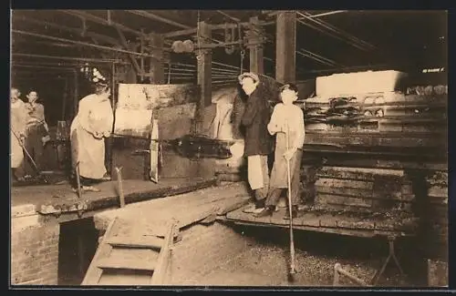 AK La Verrerie, Rechauffage des cylindres, Arbeiter stellen Glas her