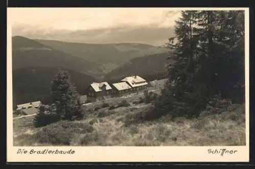 AK Ansicht der Bradlerbaude mit Panorama