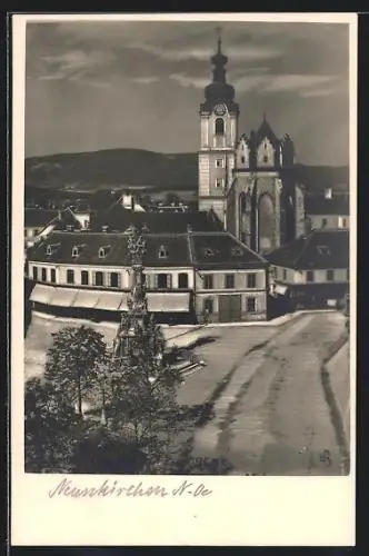 AK Neunkirchen, Strassenpartie mit Denkmal und Blick zur Kirche