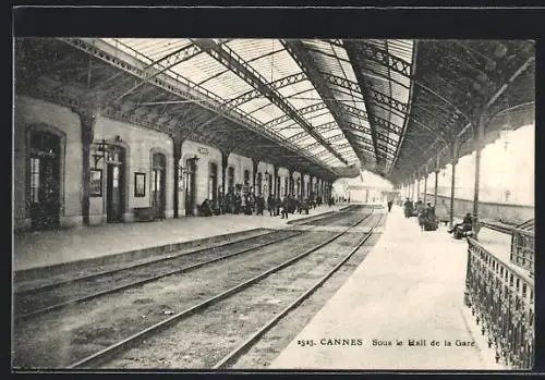 AK Cannes, Sous le Hall de la Gare, in der Bahnhofshalle