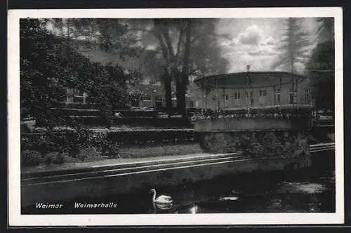AK Weimar / Thür., Weimarhalle, vom Wasser gesehen