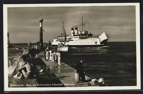 Foto-AK Warnemünde, Mole mit einfahrendem Fährschiff Schwerin