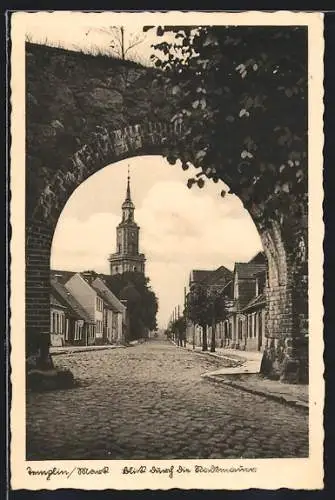 AK Templin /Mark, Blick durch die Stadtmauer