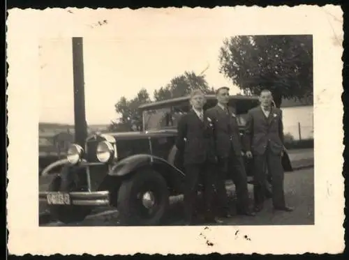 Fotografie Auto Wanderer, Herren im Anzug neben Limousine stehend