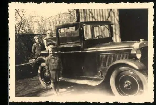 Fotografie Auto Hanomag 3 /16 (1929 /31), Vater mit Knaben am PKW