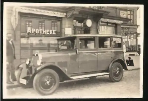 Fotografie unbekannter Fotograf, Ansicht Hamburg, AutoWanderer W10 /II (1928), Limousine vor Apotheke geparkt