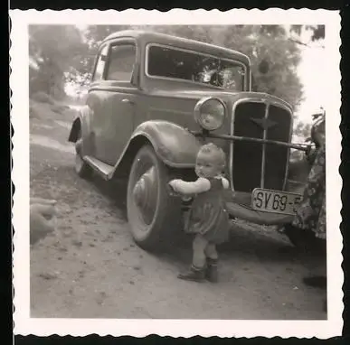 Fotografie Auto Hanomag Garant (1936), Karrosserie Karmann, Baby vor PKW mit DDR Kennzeichen