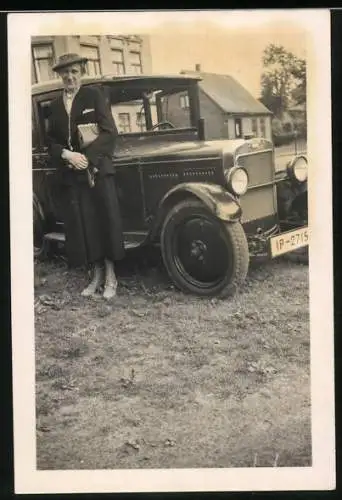 Fotografie Auto Hanomag, Dame nebst PKW Kennzeichen Provinz Schleswig-Holstein