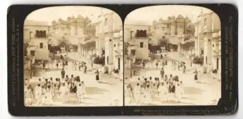 Stereo-Fotografie H. C. White Co., Chicago, Ansicht Udaipur, Strasse zum Palast des Maharadscha mit Einheimischen