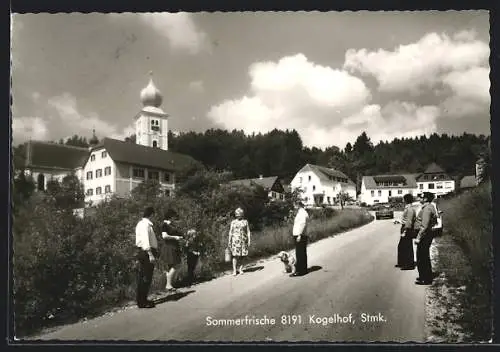 AK Kogelhof /Stmk., Strassenpartie mit Kirche