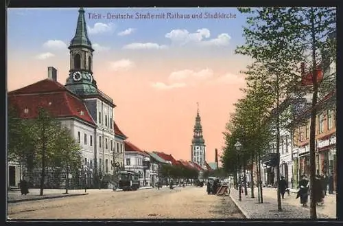 AK Tilsit, Deutsche Strasse mit Rathaus und Stadtkirche