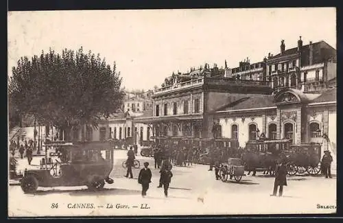 AK Cannes, la Gare, Bahnhof, davor Automobile