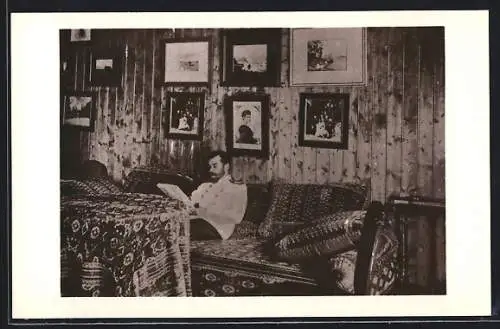AK Lesender Zar Nikolaus II. von Russland im Wohnzimmer