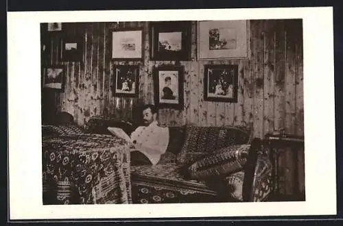 AK Lesender Zar Nikolaus II. von Russland im Wohnzimmer