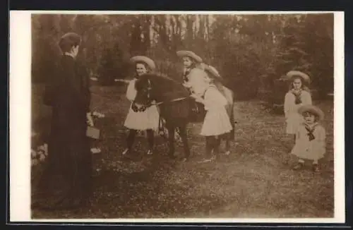 Foto-AK Töchter des Zaren von Russland in Strohhüten und Faltenröcken in einem Garten
