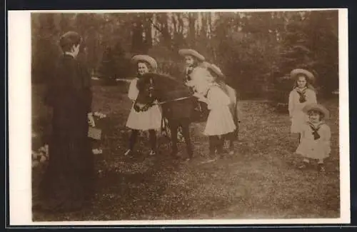 Foto-AK Töchter des Zaren von Russland in Strohhüten und Faltenröcken in einem Garten