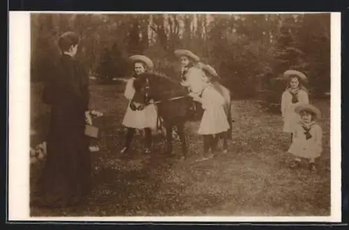 Foto-AK Töchter des Zaren von Russland in Strohhüten und Faltenröcken in einem Garten