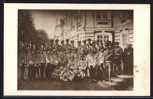 Foto-AK Nikolaus II. von Russland in Soldatenbegleitung mit Priester auf einer Strasse an einem Gebäude