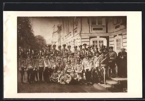 Foto-AK Nikolaus II. von Russland in Soldatenbegleitung mit Priester auf einer Strasse an einem Gebäude